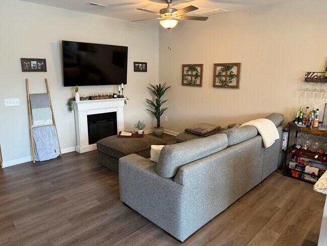 Foto del edificio - 440 Leighann Ridge Ln