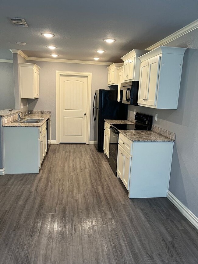 Building Photo - Move in Special on this beautiful townhous...