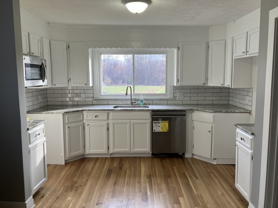 Large kitchen with granite - 5142 Ridge Rd