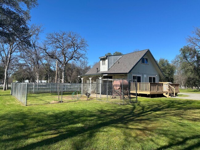 Building Photo - Country Living on 4.6 Acres – 3 Bedroom / 2 Bathroom Home in Cottonwood