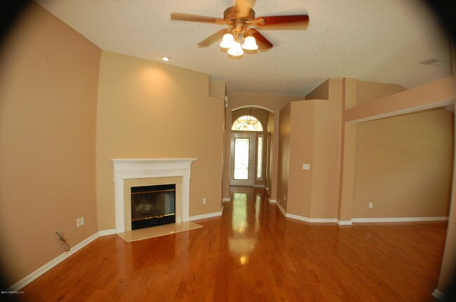 Foto del edificio - 1024 Buttercup Dr