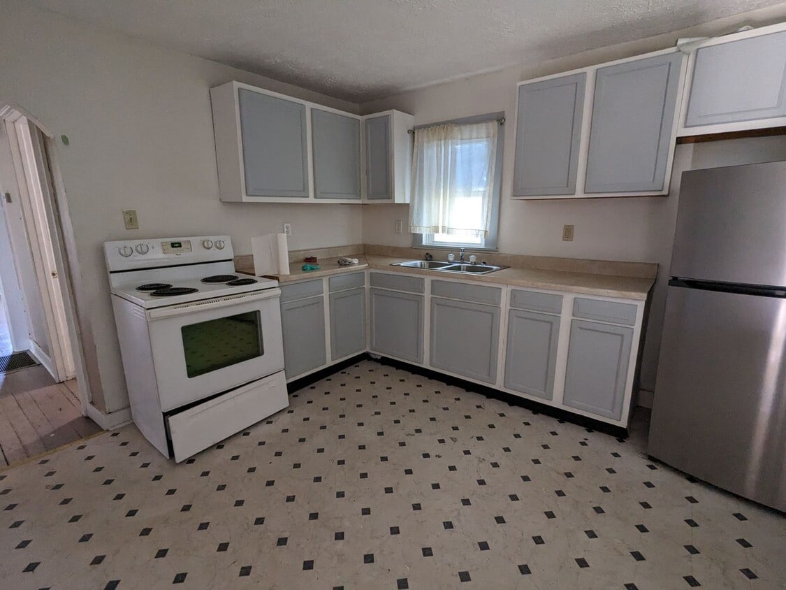 806 1/2 W White St, Marion, IL 62959 House Rental in Marion, IL