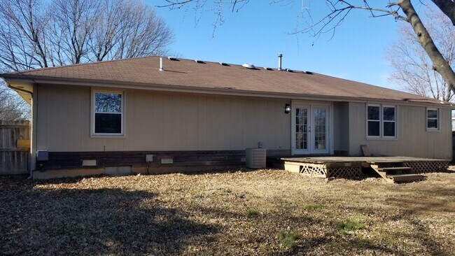 Building Photo - 3 bedroom 2 bath 2 car garage home for rent