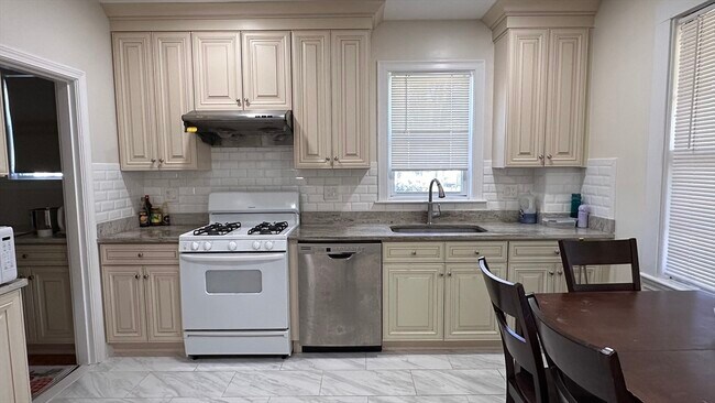 Foto del edificio - 396 Highland Ave