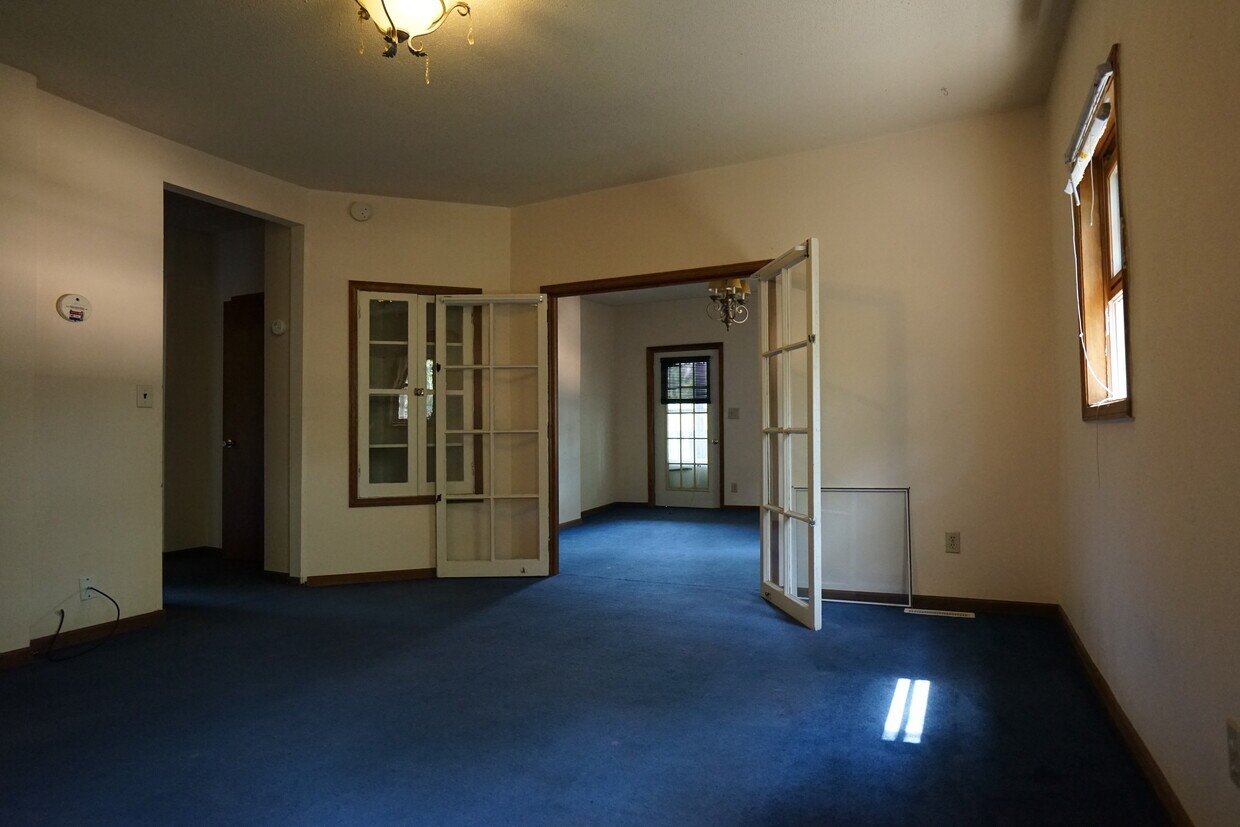 LIVING ROOM - 626 N Court St