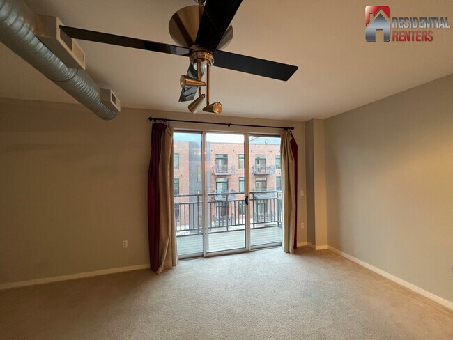 Foto del edificio - 2080 N Commerce St