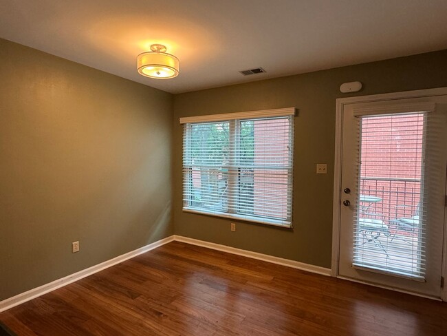 Foto del edificio - {449} Move-in Ready Quality Hill Townhome ...