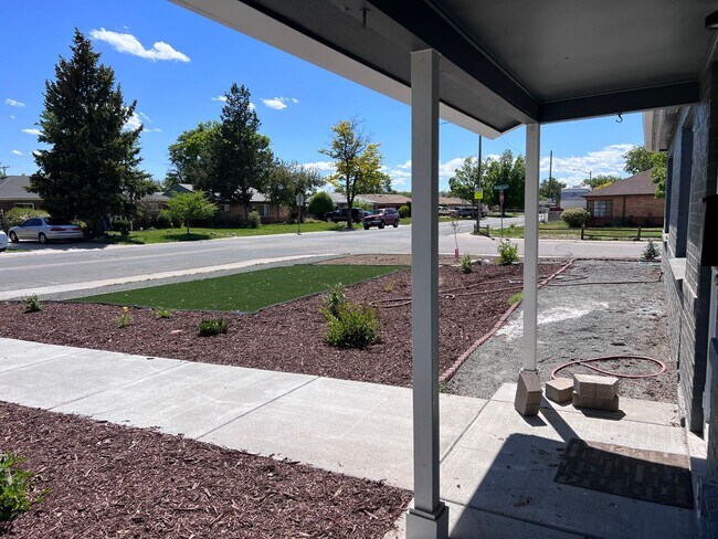 Foto del edificio - Ranch Home 3BD/2BA Conveniently Located Mins to I225!  Updates to Entire Home!  Updated Kitchen, ...