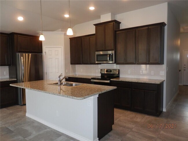 Foto del edificio - 7505 Loyd Neal Dr