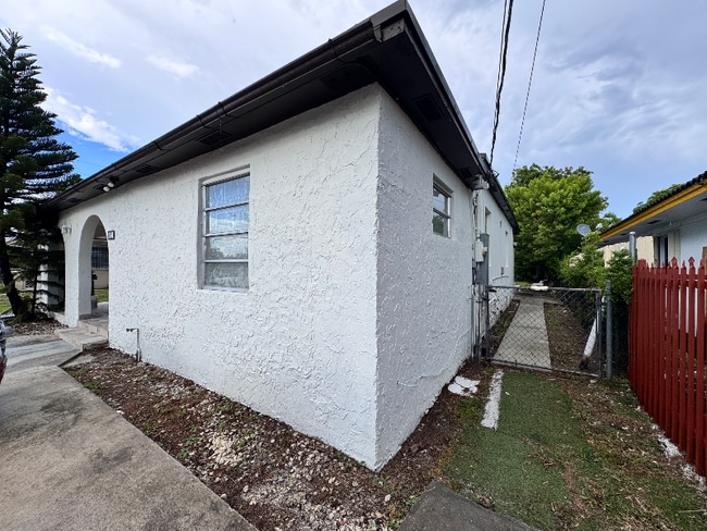 Foto del edificio - 1041 NW 32nd Pl