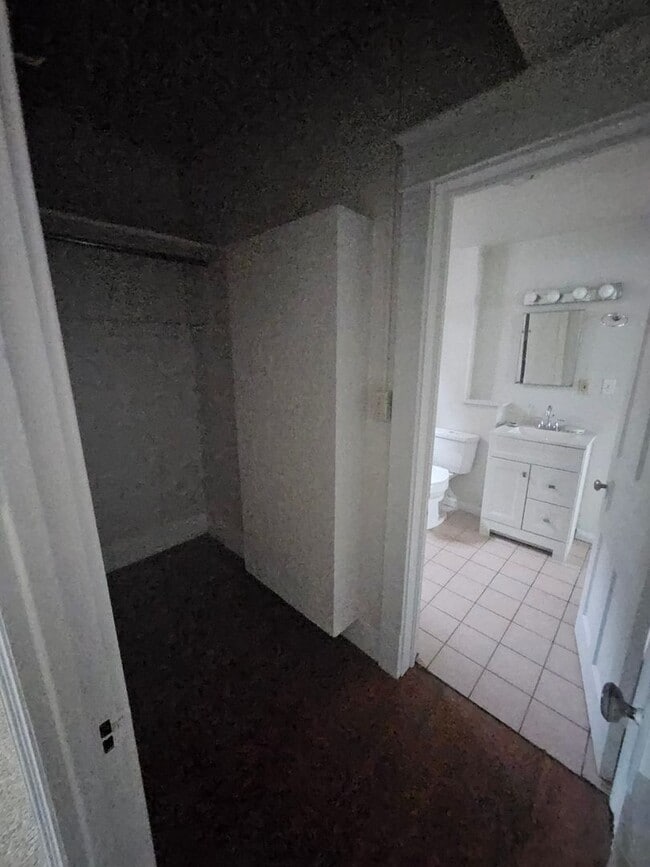 Building Photo - Lower 3 bedroom west side