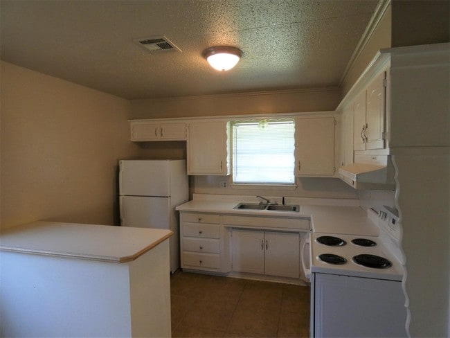 Building Photo - 14032 Gateway Dr