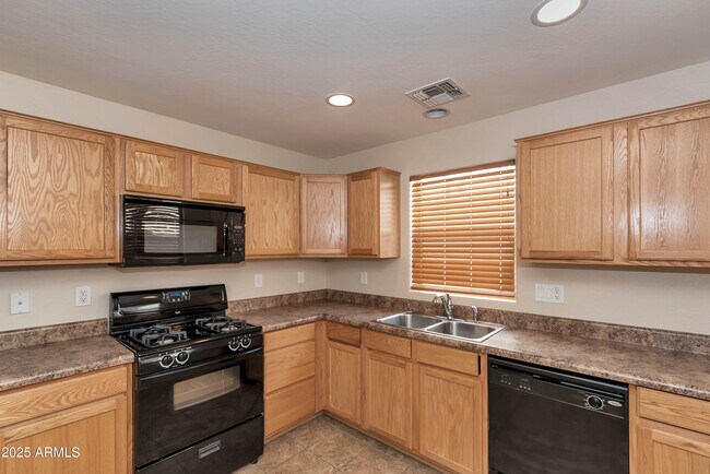 Building Photo - 2250 S Ponderosa Dr
