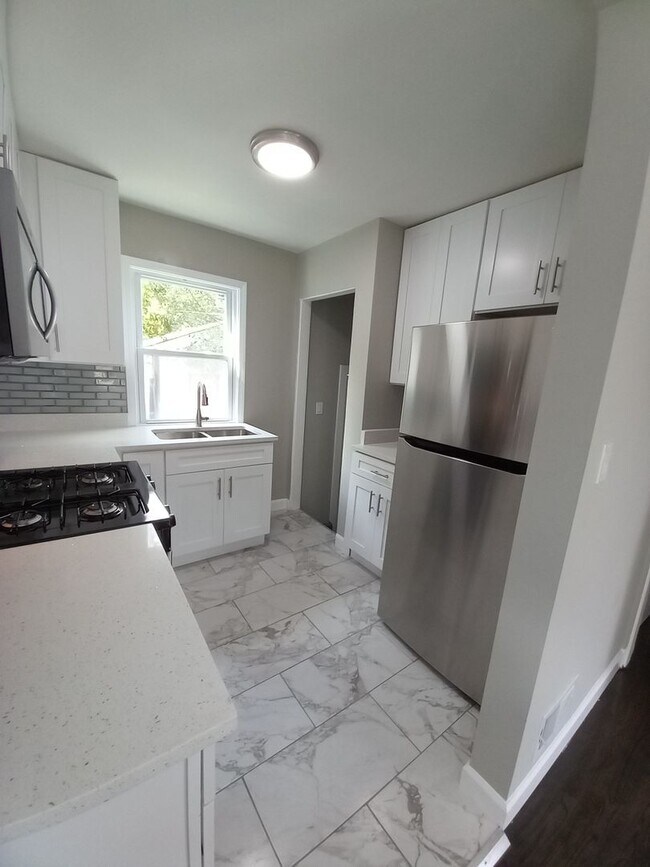 Building Photo - Newly updated 2 Bedroom Home