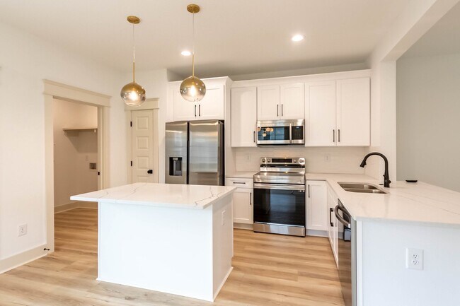 Foto del edificio - 2 Bed 2.5 Bath End Unit Townhome!
