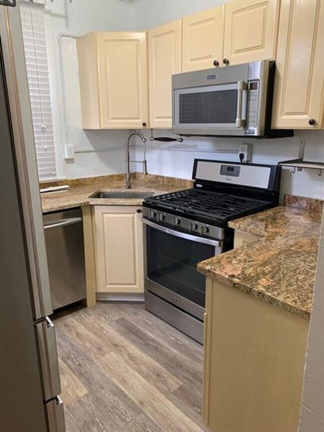 Building Photo - Newly Renovated 2 Bed / 1 Bath Home Availa...