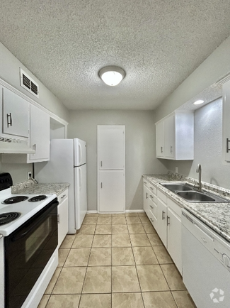 Building Photo - 3930 Englewood Cir