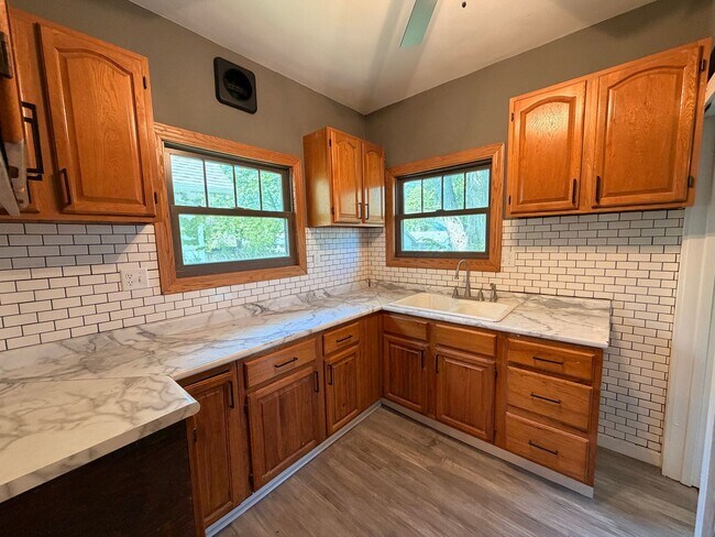 Foto del edificio - Spacious 2-Bedroom with 2 Car Garage in Rock Island!