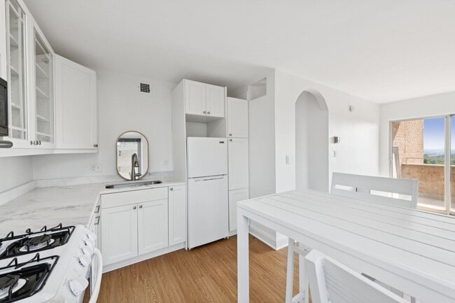 Foto del edificio - Renovated Studio w/ Private Balcony Glover...