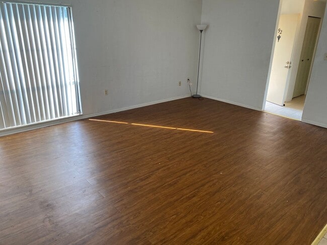 Foto del edificio - LEASE NOW AND ENJOY 50% OFF 2ND MONTH! Spa...