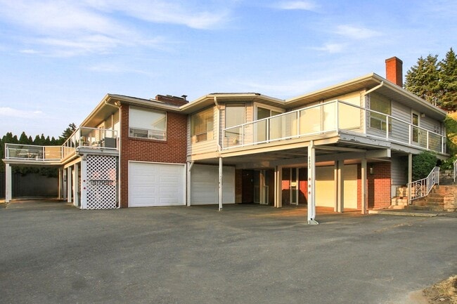 Building Photo - 6803-6805 E Side Dr NE