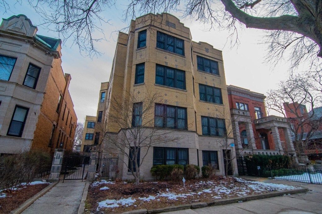 West Pierce Avenue Condo for Rent in Chicago, IL