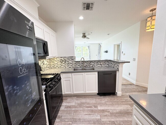 Foto del edificio - Perfect Shape Dublin Ranch Condo with quic...