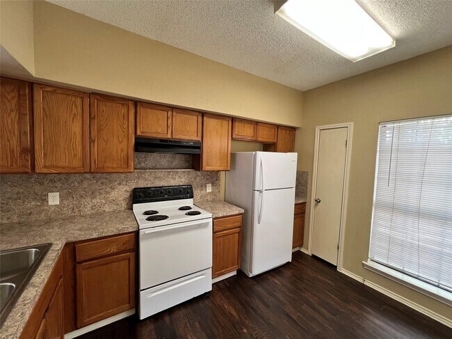 Foto del edificio - 9601 Forest Ln