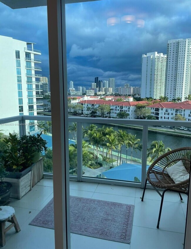 Foto del edificio - 3030 NE 188th St