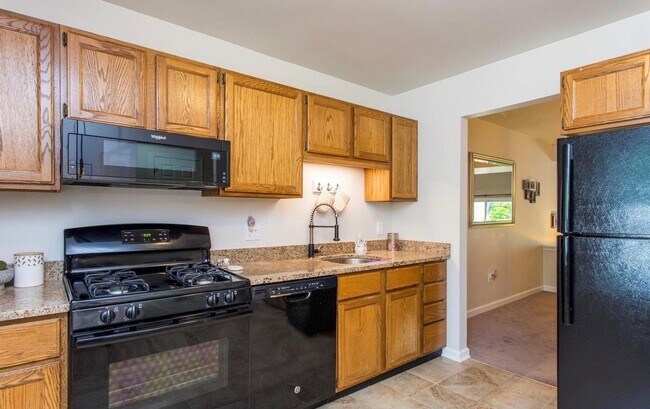 Building Photo - Beautiful updated 3-bedroom 1.5 bath townh...