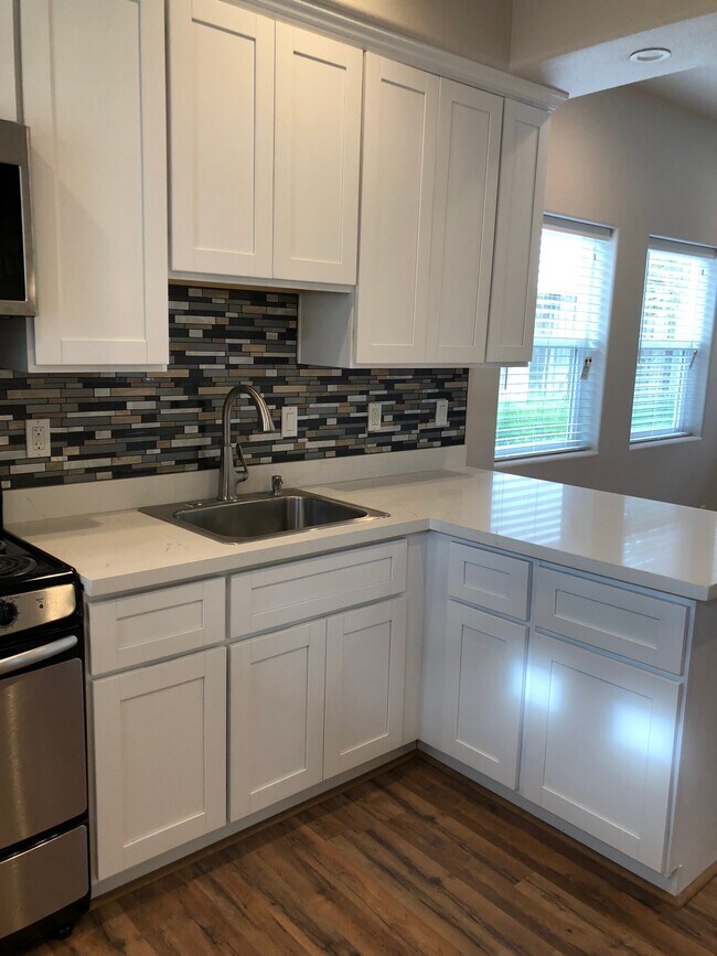 Building Photo - 5573 Wedgewood Ct