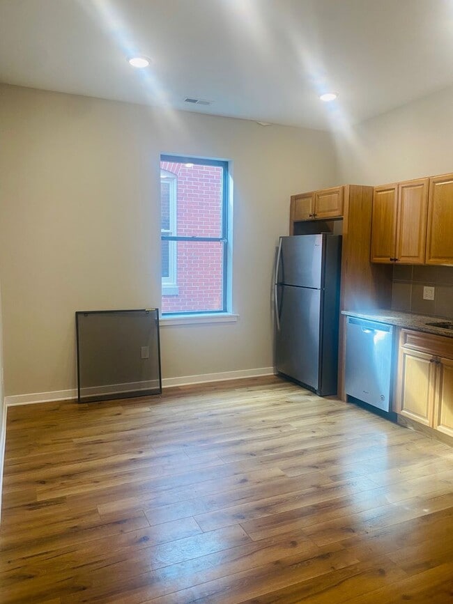 Photo - 1827 W Diamond St Apartment