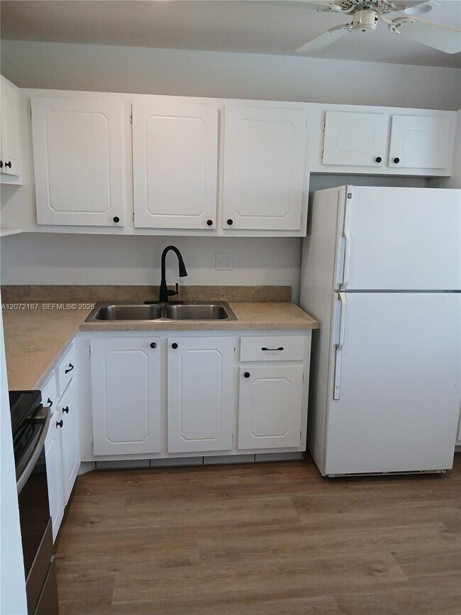 Foto del edificio - 302 Lake Evelyn Dr