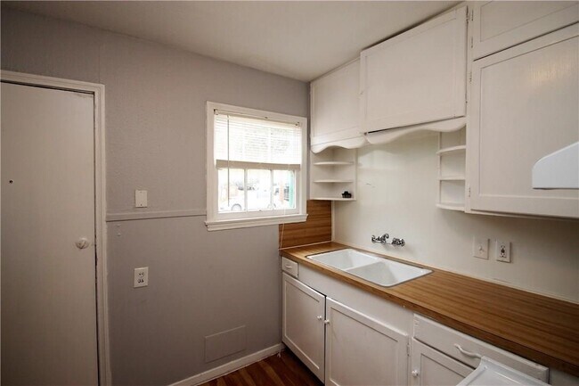 Building Photo - 3300 Robinson Ave