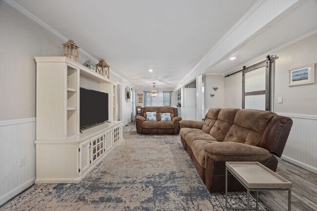 Building Photo - 347 Seabreeze Dr