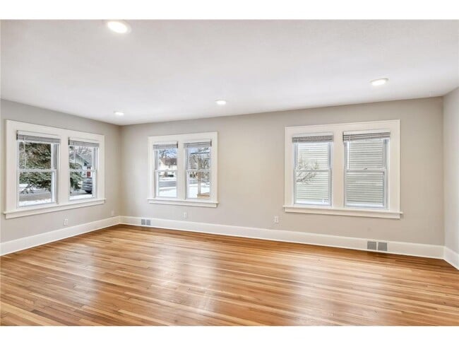 Building Photo - 238 8th Ave N