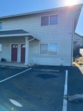 Building Photo - 1057 Lookingglass Rd