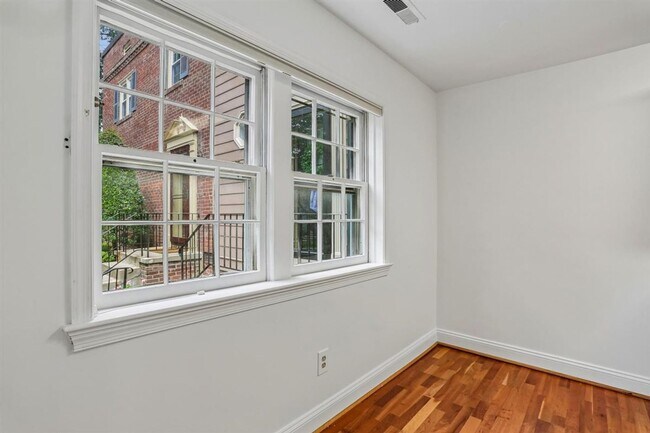 Foto del edificio - Great 2BR 2BA in Kenwood Forest Community in Downtown Bethesda