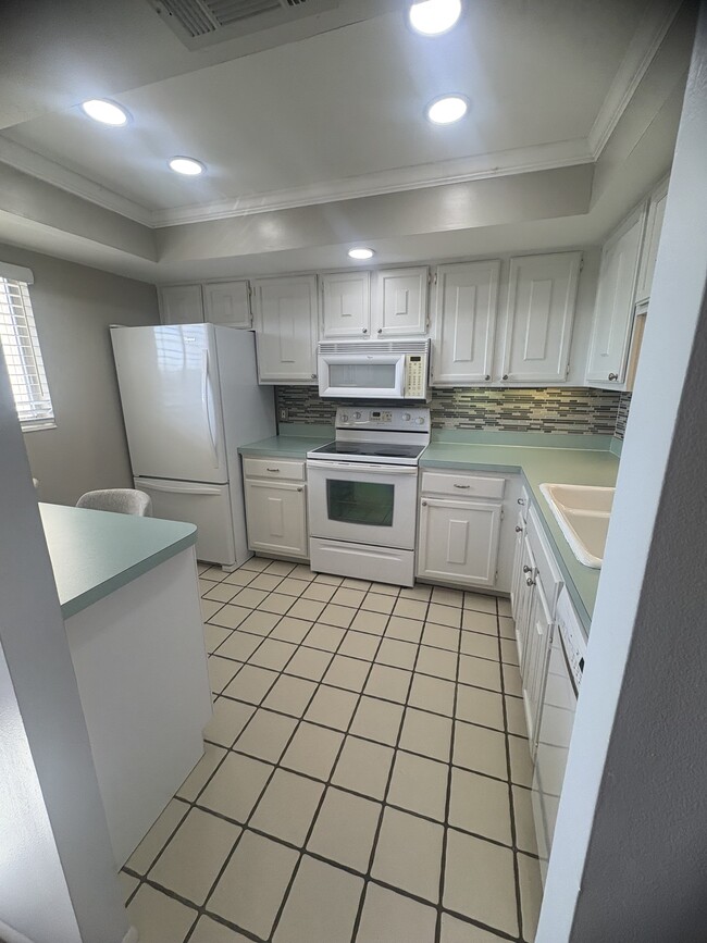 Building Photo - 995 La Guna Dr