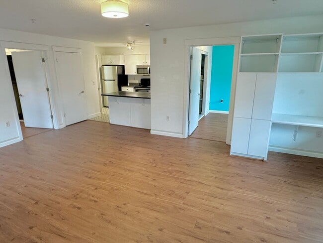 Building Photo - Gateway Ground Floor Corner Unit Condo with Laminate H/W's, A/C, Assigned Parking, Laundry In-Unit