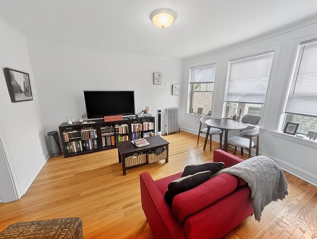 Foto del edificio - Spacious 1 BR - New Renovation Near the Lake on Quiet Block!