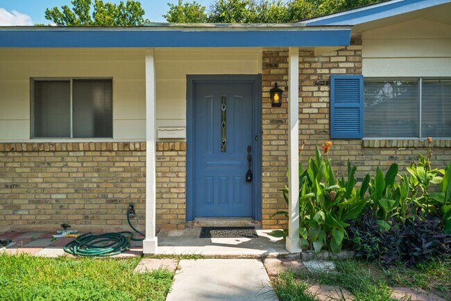 Foto del edificio - Charming Home Awaits: Spacious & Modern Li...