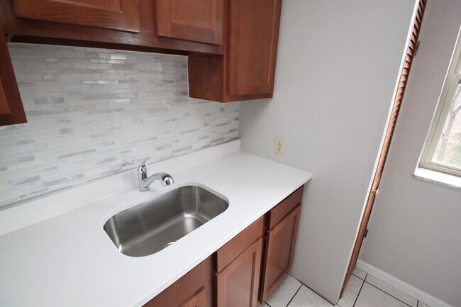 Building Photo - 460 McKnight Cir
