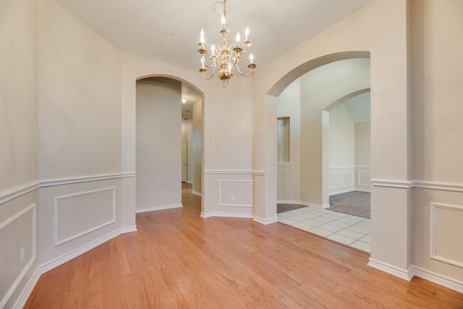 Building Photo - Move in ready Lewisville Home