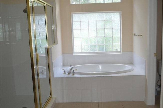Building Photo - Stunning 5 bedroom 3 Bath Pool Home