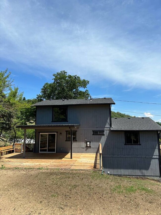 Building Photo - Newly remodeled 3 Bedroom Roseburg home