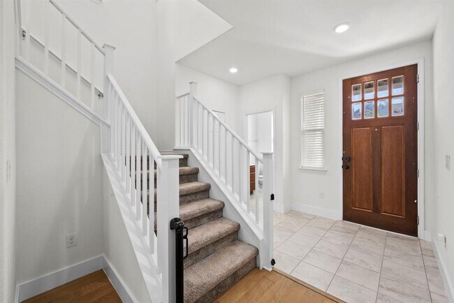 Building Photo - 544 Ayinger Ln