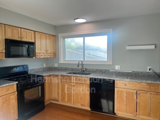 Building Photo - 17 Creekside Dr