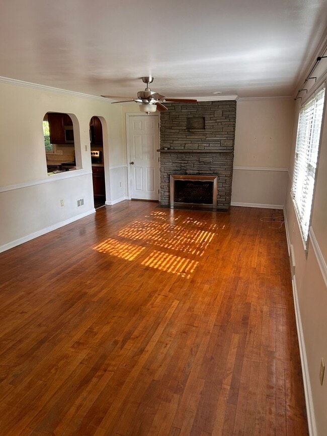 Building Photo - 3 Bed 1.5 Bath Home