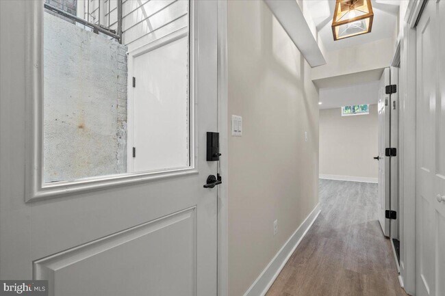 Building Photo - 214 S Henry St